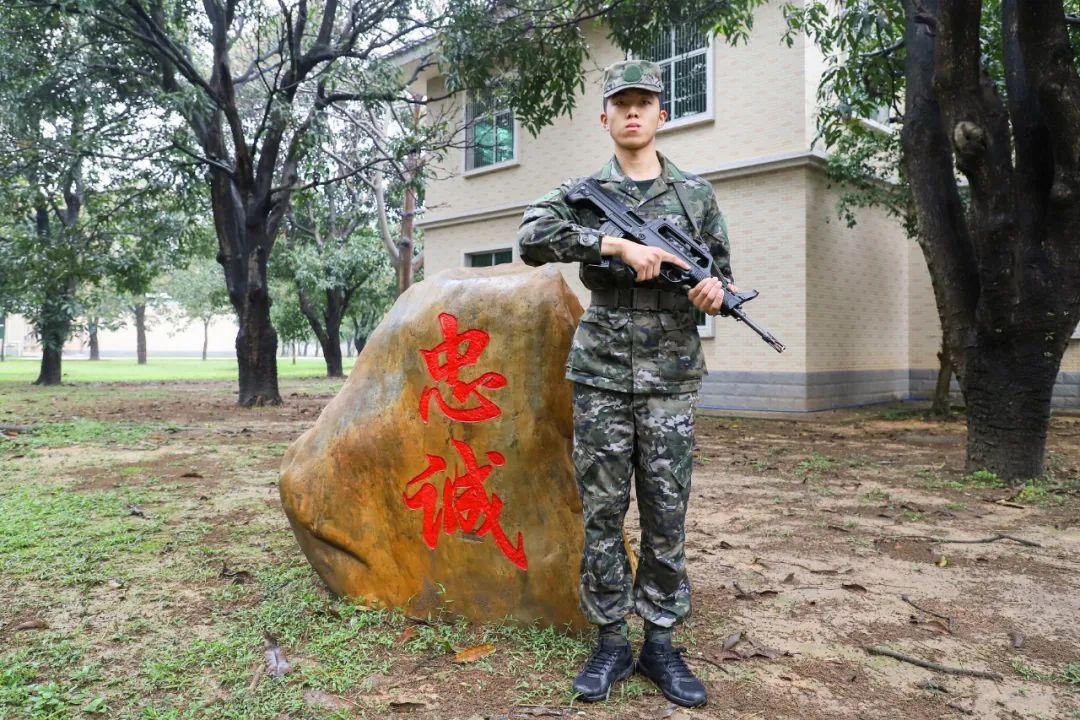 從“火焰藍”到“橄欖綠”，這位新兵的故事很勵志