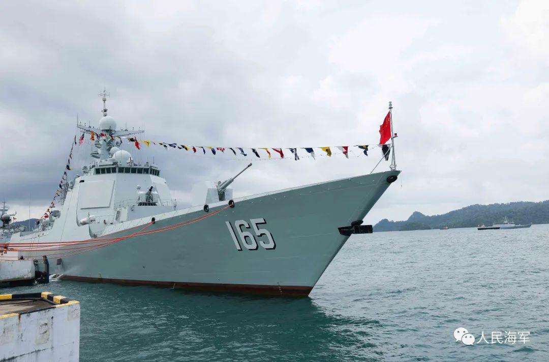 海軍湛江艦組織艦艇開放日和甲板招待會