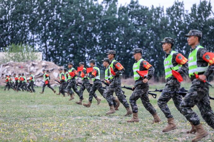 武警天津總隊執勤第四支隊組織官兵開展多武器多課目實彈射擊訓練