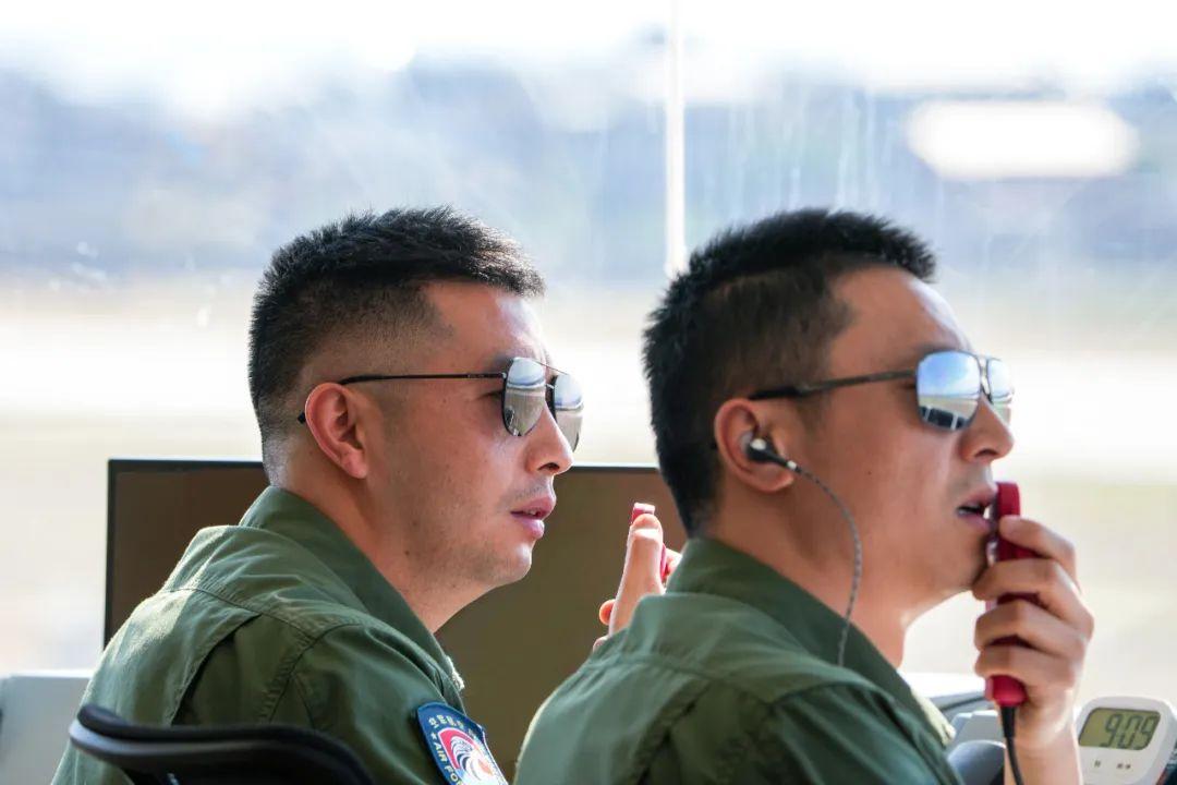 萬米高空，戰機捉對“廝殺”