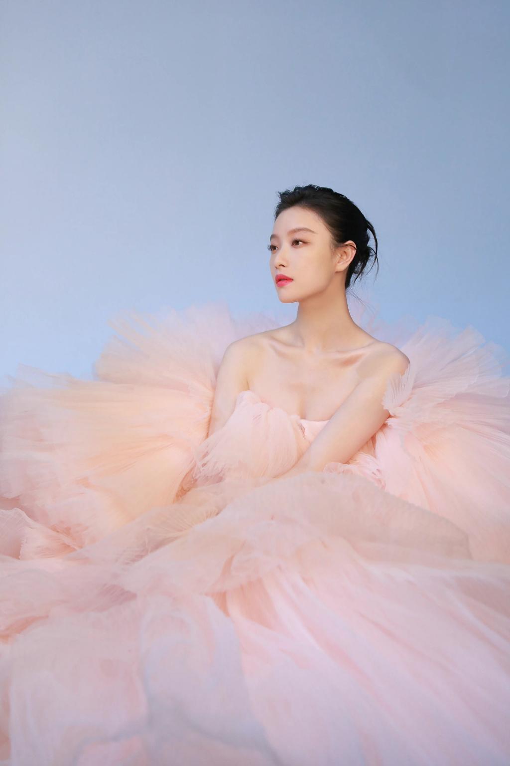 倪妮寫真大片曝光 一襲粉色紗裙甜美可人