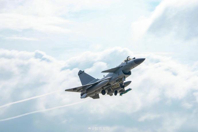 南部戰區空軍航空兵某旅組織跨晝夜飛行訓練