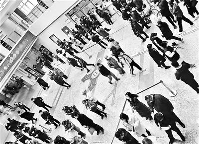 花錢買安全感 年輕人就診爲何付費“找伴兒”？