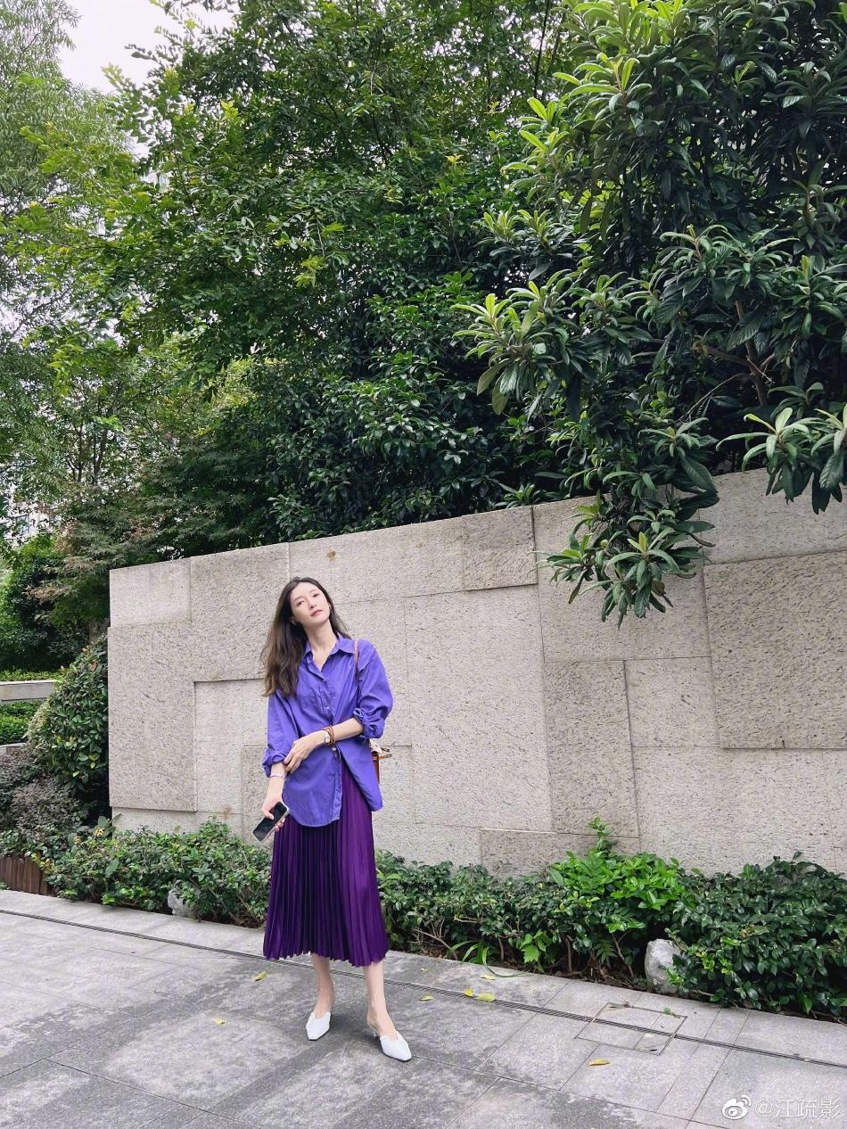 江疏影身着藍色襯衣  更顯溫柔
