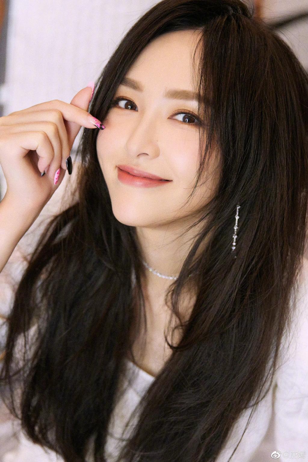 唐嫣懟臉寫真釋出 眼帶笑意溫柔優雅