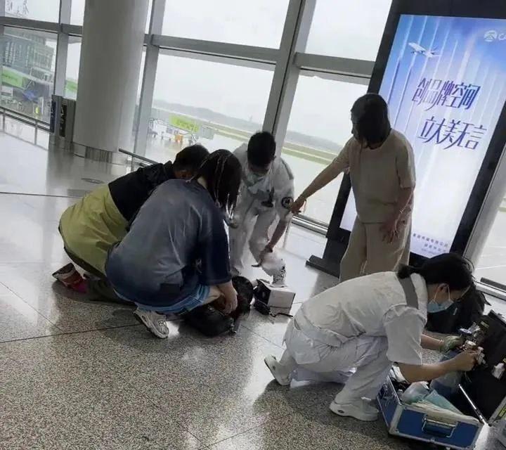 機場跪地救人！他是“95後”軍醫