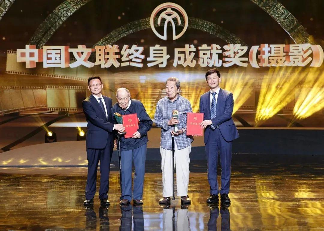 94歲老戰士獲終身成就獎！他的作品太震撼