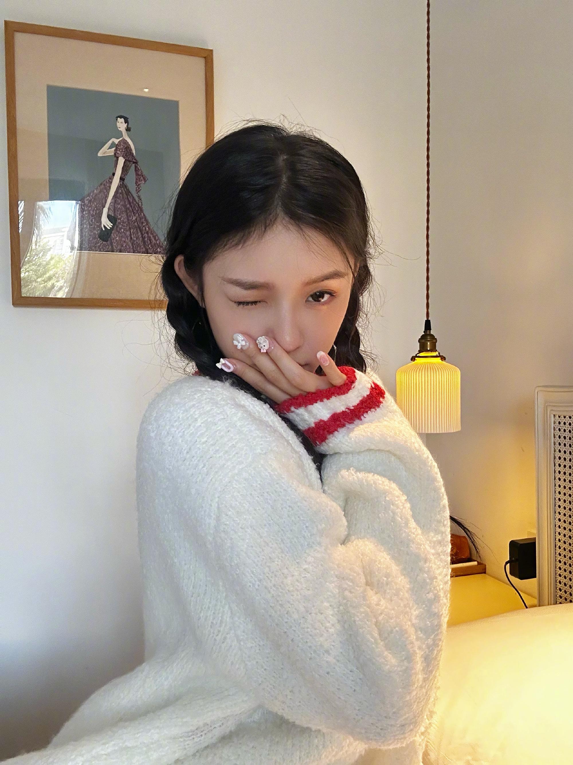 林允分享日常美照 扎辮子元氣可愛