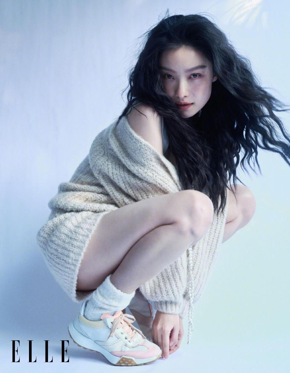 倪妮寫真大片釋出 海藻捲髮造型慵懶隨性