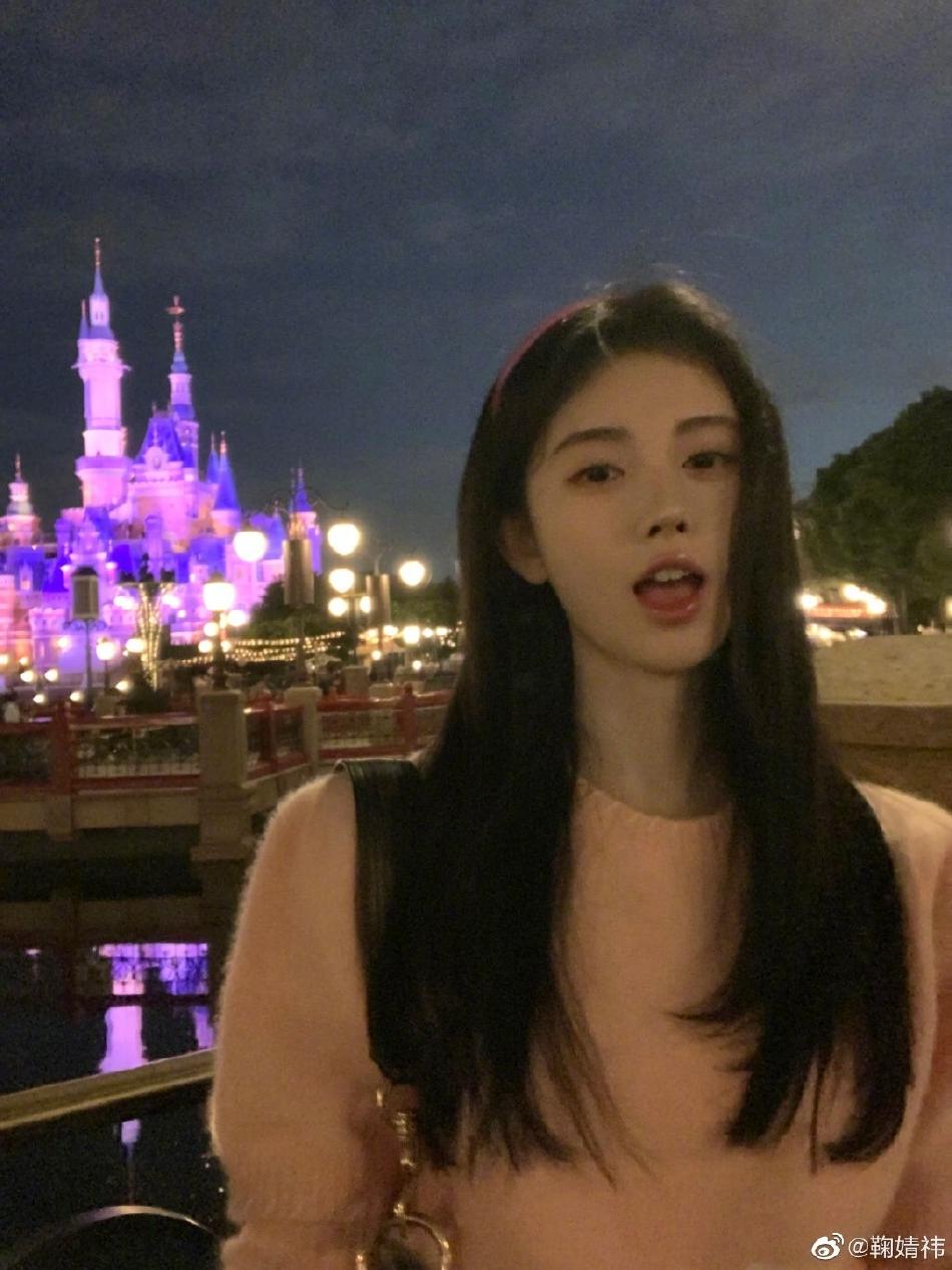 鞠婧禕曬遊玩美照 捧臉甜笑溫暖可愛