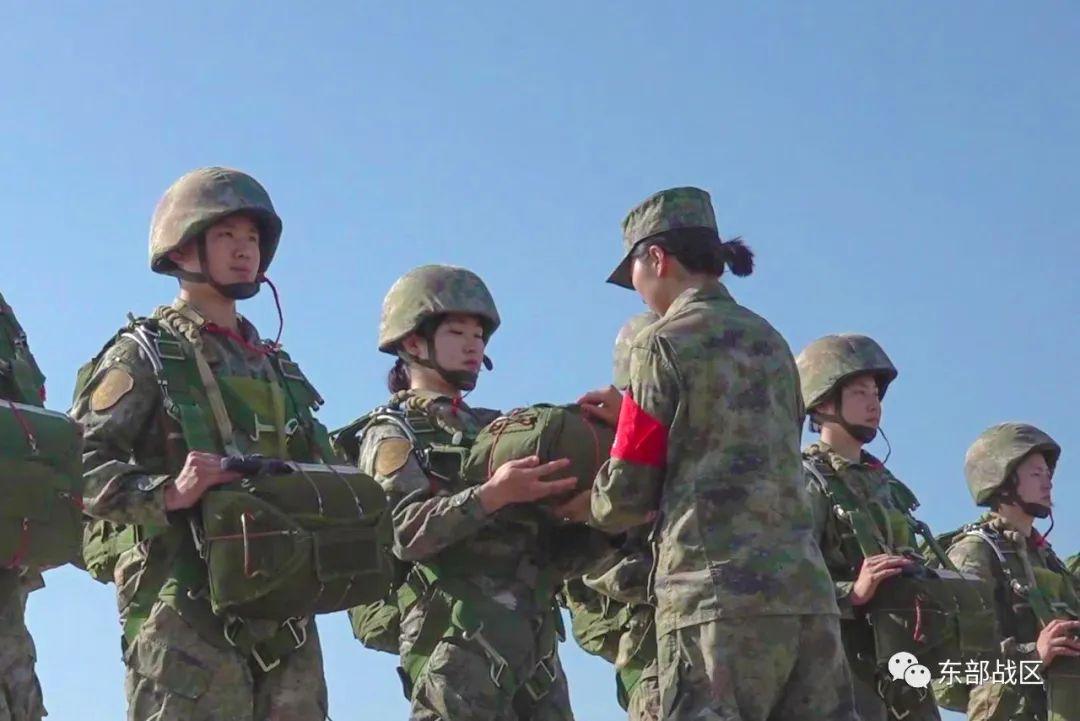 颯！平均年齡22歲，特戰女兵完成800米傘降實跳！