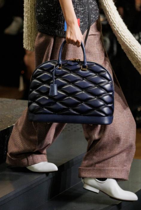 Louis Vuitton 的手袋  設計的更爲別緻！