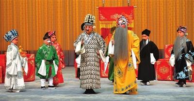 “大手牽小手”弘揚京劇藝術