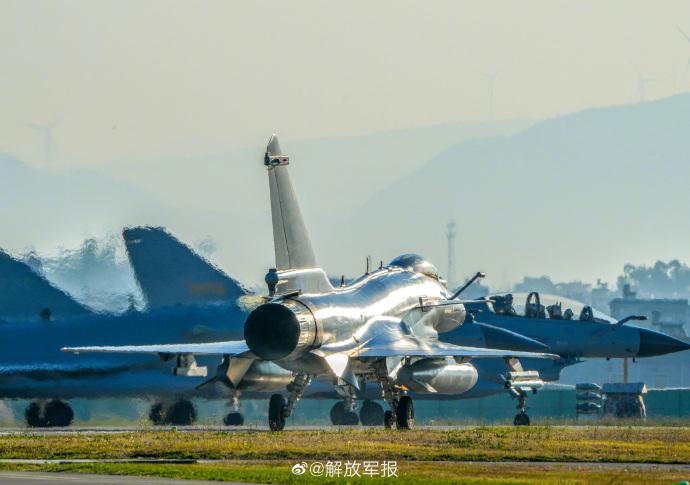 南部戰區空軍航空兵某旅組織飛行訓練