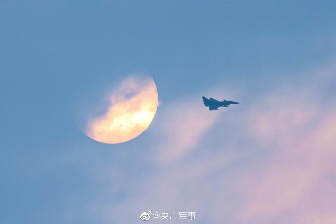 南部戰區空軍航空兵某旅組織開展跨晝夜飛行訓練