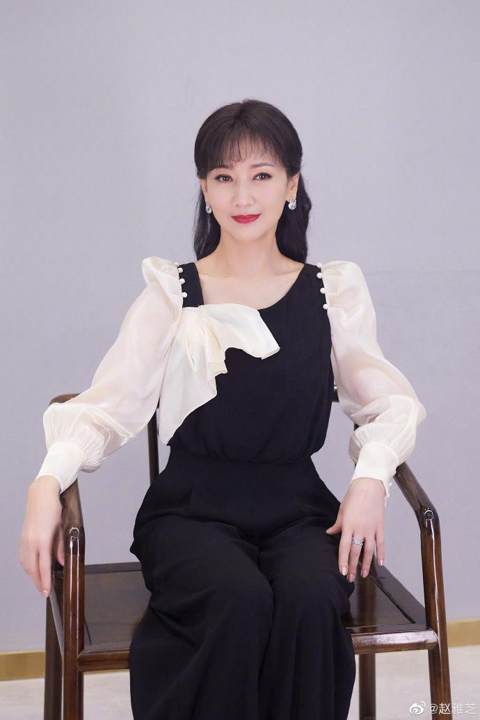 趙雅芝穿黑白套裝 優雅十足