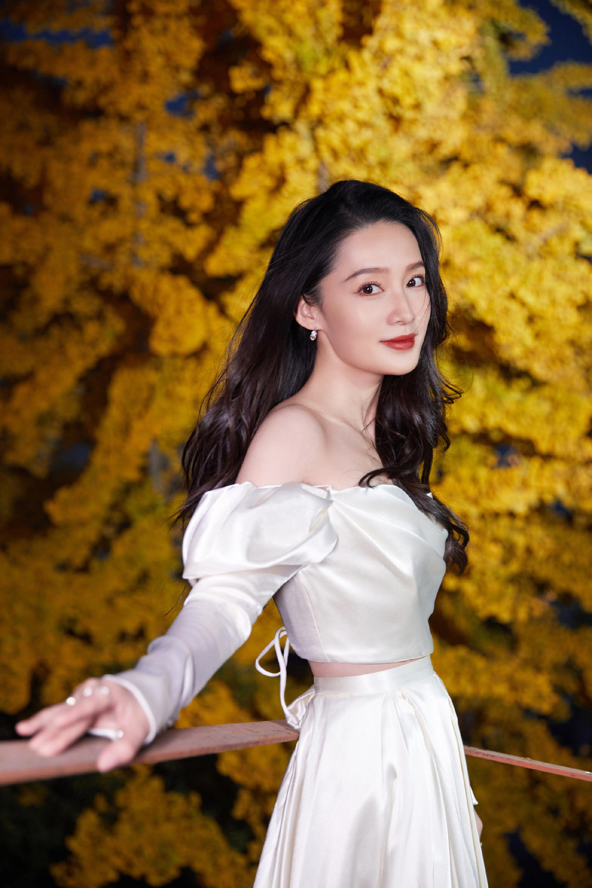 李沁穿白色露肩長裙 高貴優雅氣質滿分