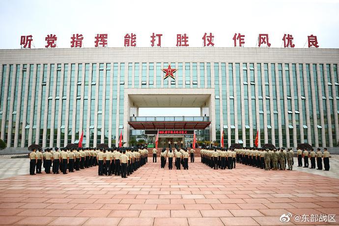 火箭軍某部隆重舉行授予勳表略章儀式