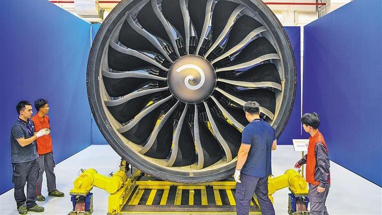 工作人員檢查發動機