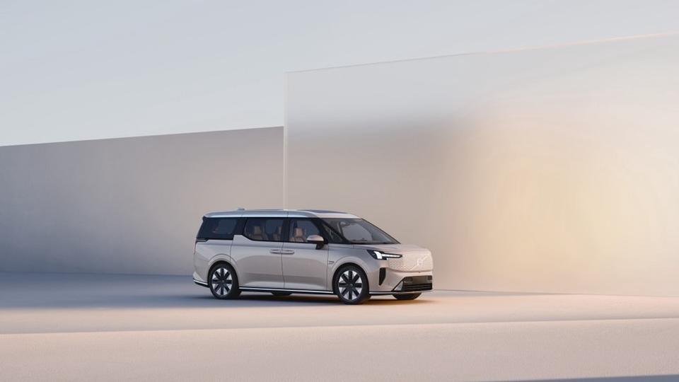開啓豪華MPV新時代，沃爾沃首款純電豪華MPV EM90全球首發