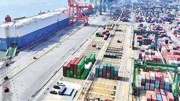 福建：出口汽車裝船