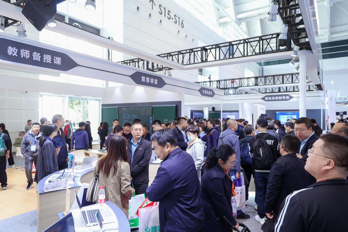 華爲擎雲亮相第82屆中國教育裝備展示會，讓數字技術真正落地教學場景