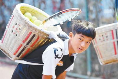 平均一天揮拍7000多次，“揹簍少年”王發——  揮拍逐夢  賽場閃光（追夢路上）