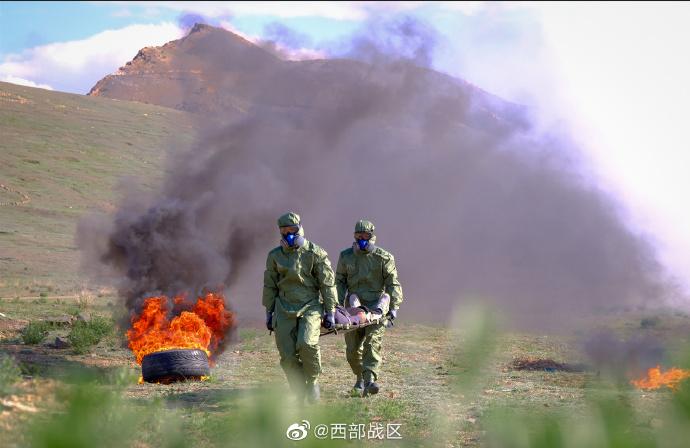 新疆軍區某團官兵開展防化應急演練