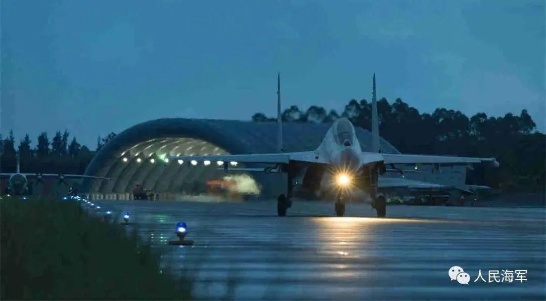 首次夜航單飛，完美！南部戰區海軍航空兵某旅展開夜航單飛訓練