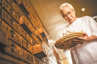 破解中醫藥原料斷檔難題 爲瀕危中藥材找尋替代之路