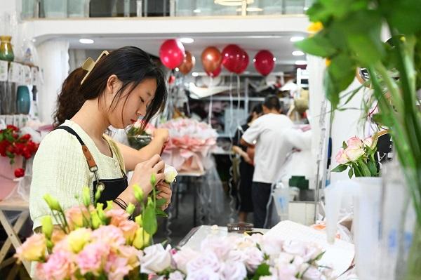 七夕約會餐廳一座難求 女性買花訂單增長翻倍