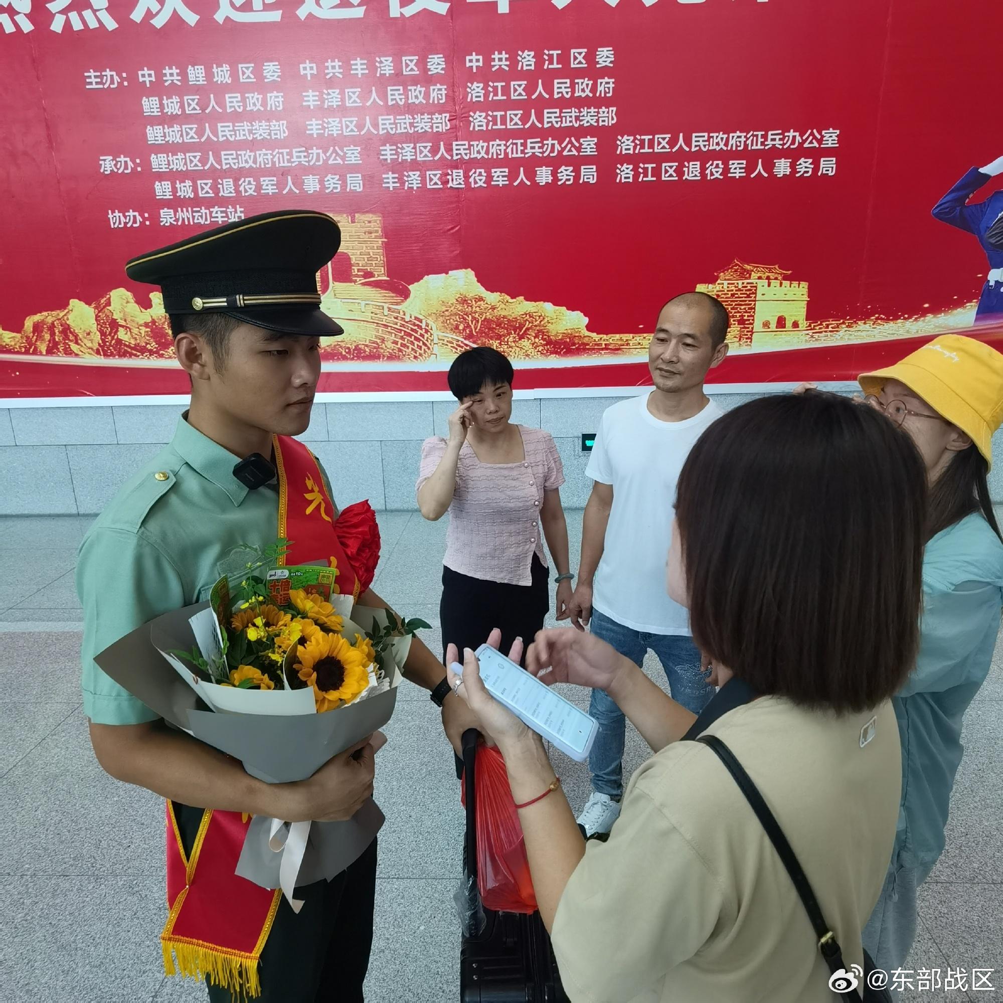 尊崇感爆棚！家鄉軍民迎接退伍老兵返鄉