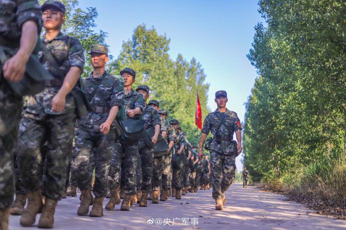 加鋼淬火！千餘名武警新兵徒步行軍