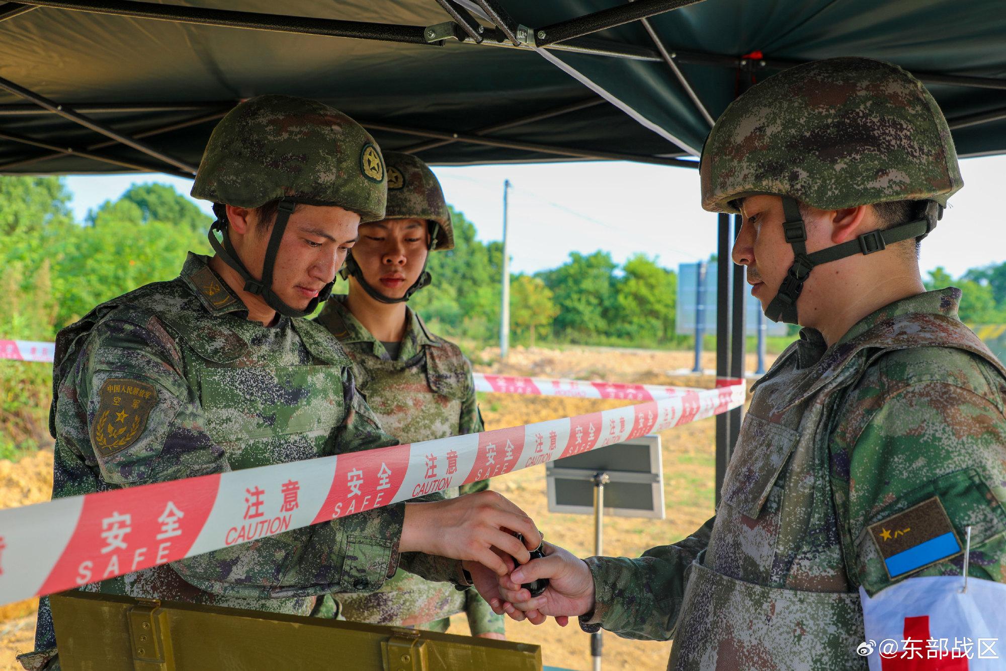 東部戰區空軍某場站組織手榴彈實投