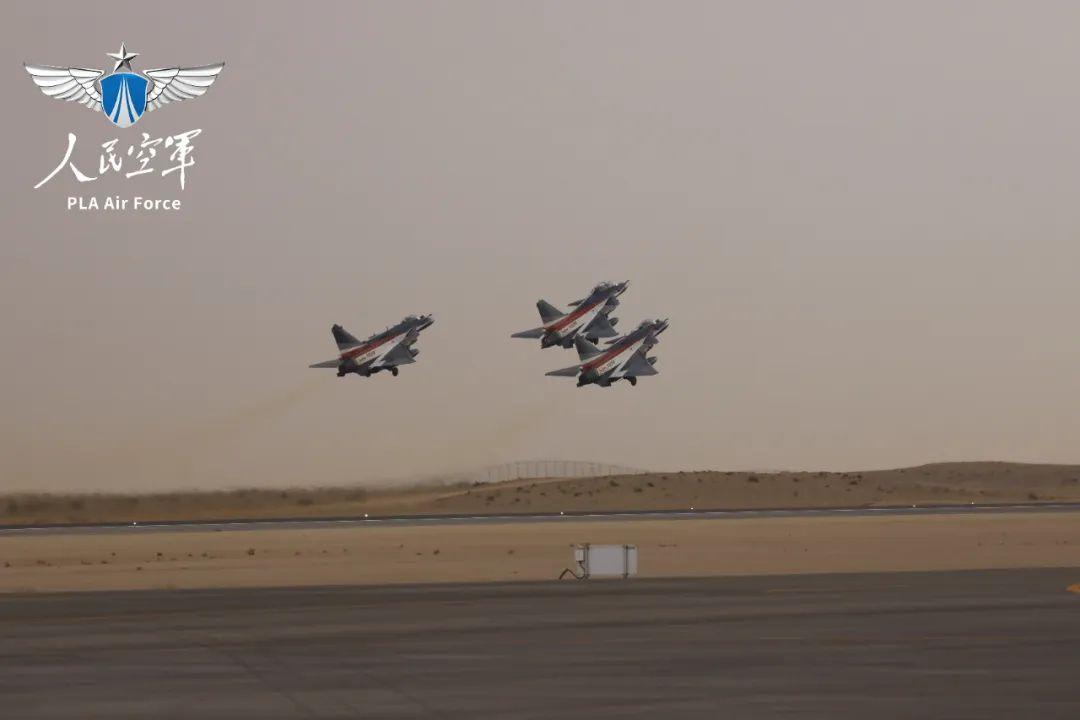 龍翔萬里一站直飛，空軍八一飛行表演隊“回家”