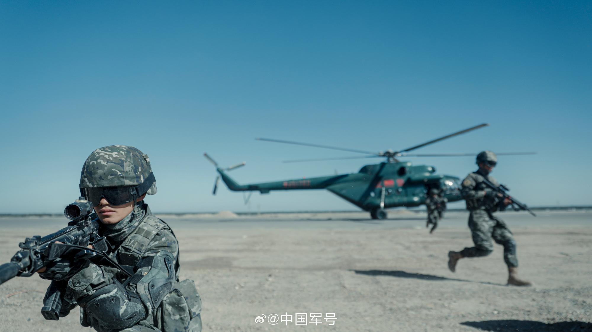 武警特戰隊員直升機索降場面帥爆了