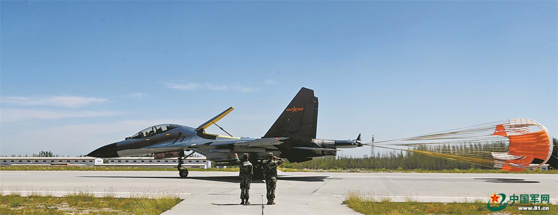 空軍航空兵保傘員：夢想伴着傘花綻放