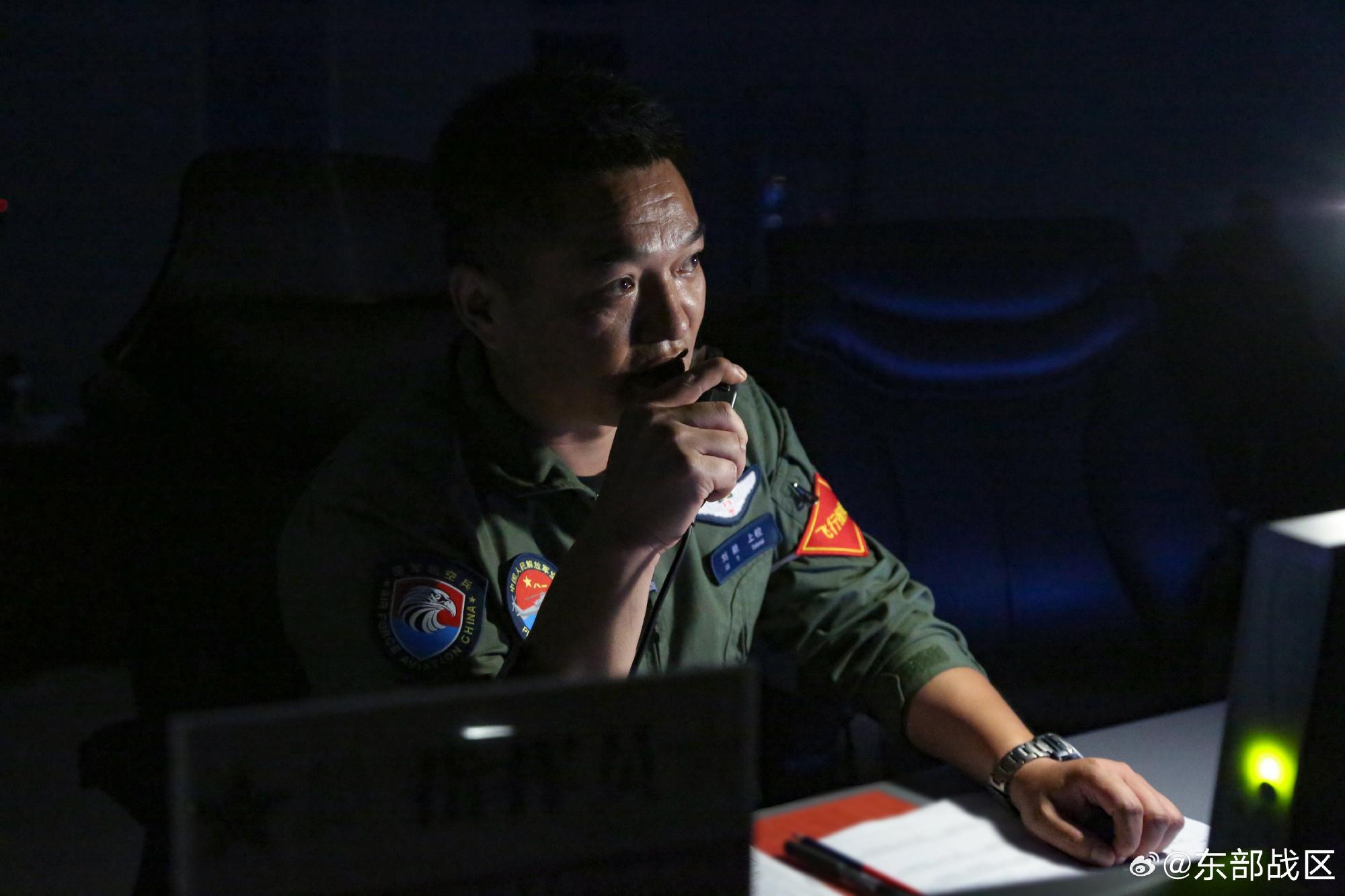 東部戰區空軍某旅組織夜間海上搜救訓練