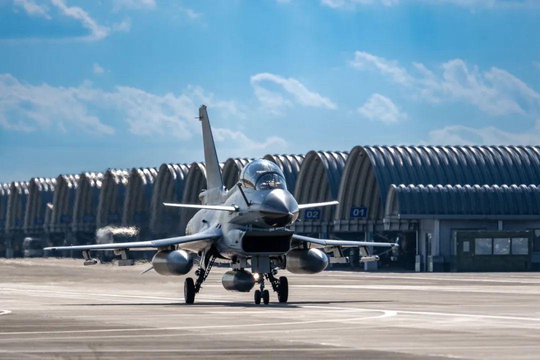 酷圖來襲，直擊空軍跨晝夜飛行訓練
