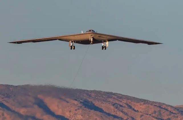 美新型轟炸機首飛，現場畫面透露哪些信息？