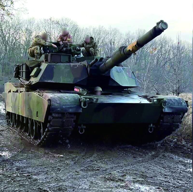 美媒：烏軍首次公佈美國援助M1A1主戰坦克部署到前線照片