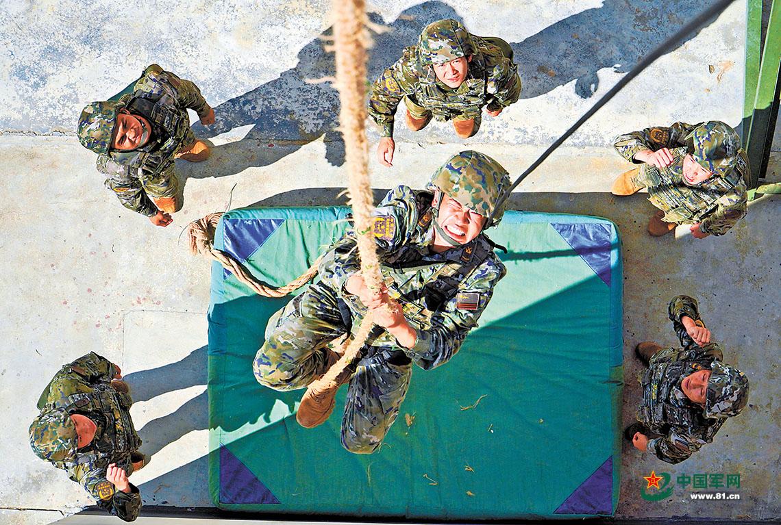 爲了遊客眼中美麗風景，這羣年輕士兵在不辭辛勞翻山越嶺