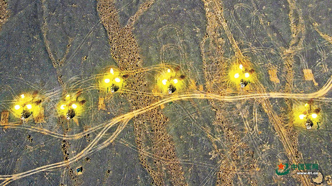 陸軍某部火力分隊實彈射擊演練：戈壁起烽煙 演兵礪鐵拳