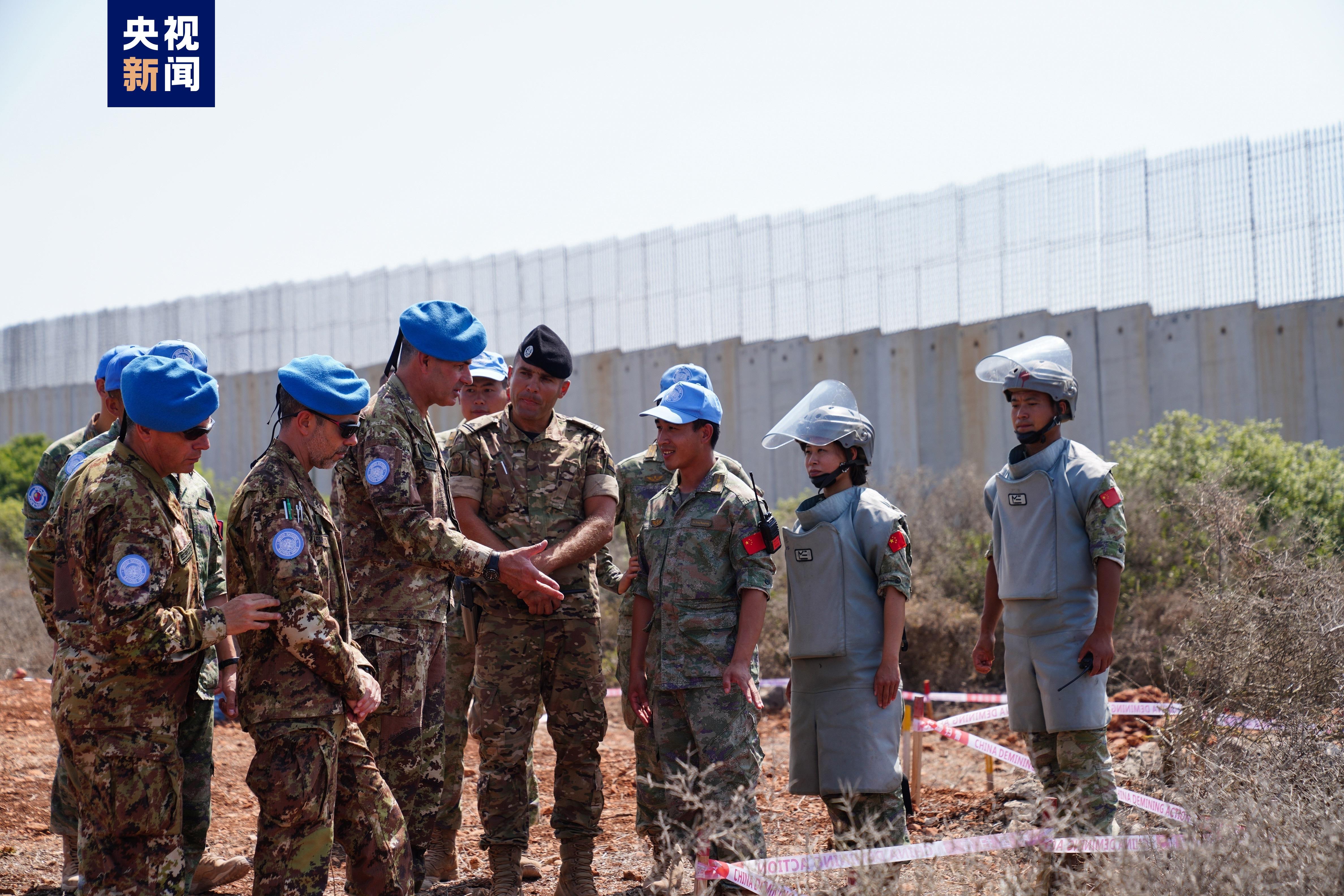 聯黎部隊西區司令視察中國維和部隊任務雷場