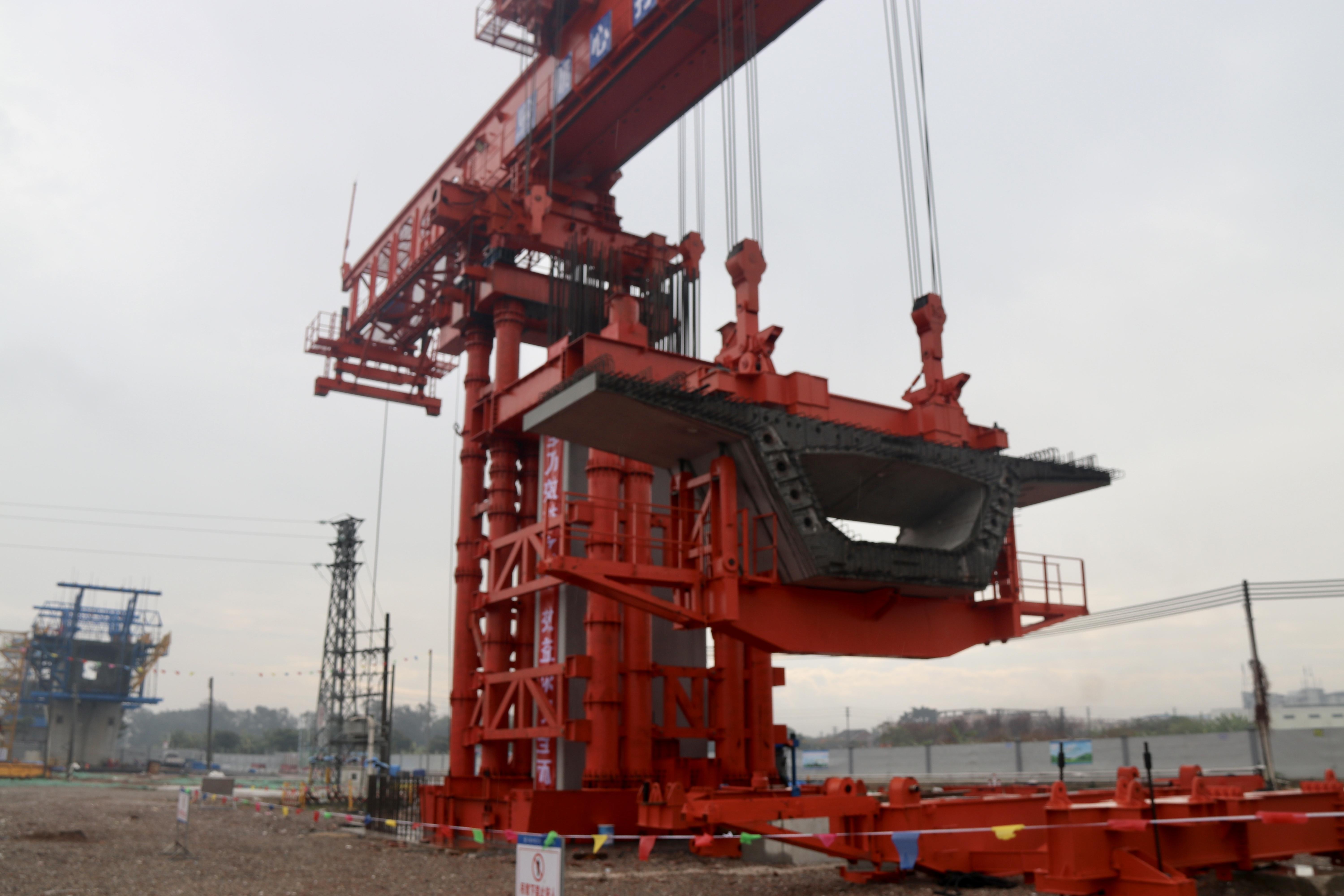 在空中“搭積木” 廣佛西環全線首孔節段梁成功架設