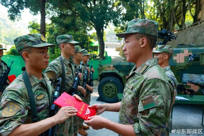 第72集團軍某旅在野外駐訓場舉行新兵下連儀式