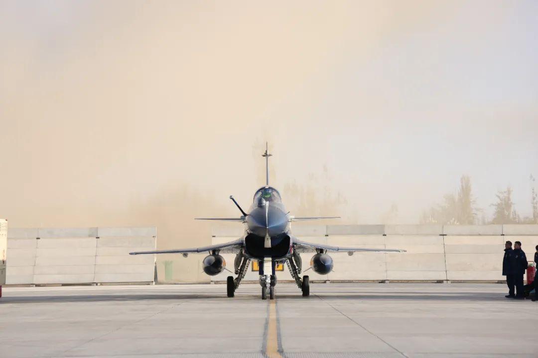 八一飛行表演隊飛赴阿聯酋，創造兩個首次！