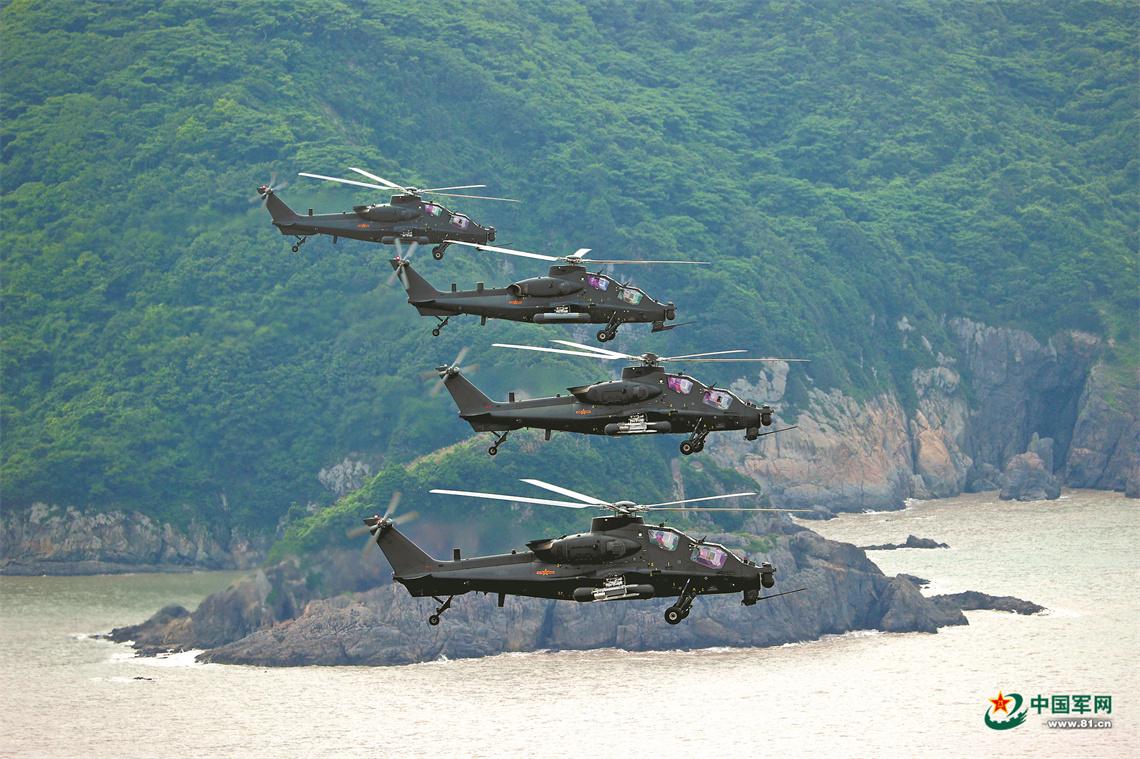 鐵翼飛旋嘯海天，某陸航旅開展實兵實彈演練