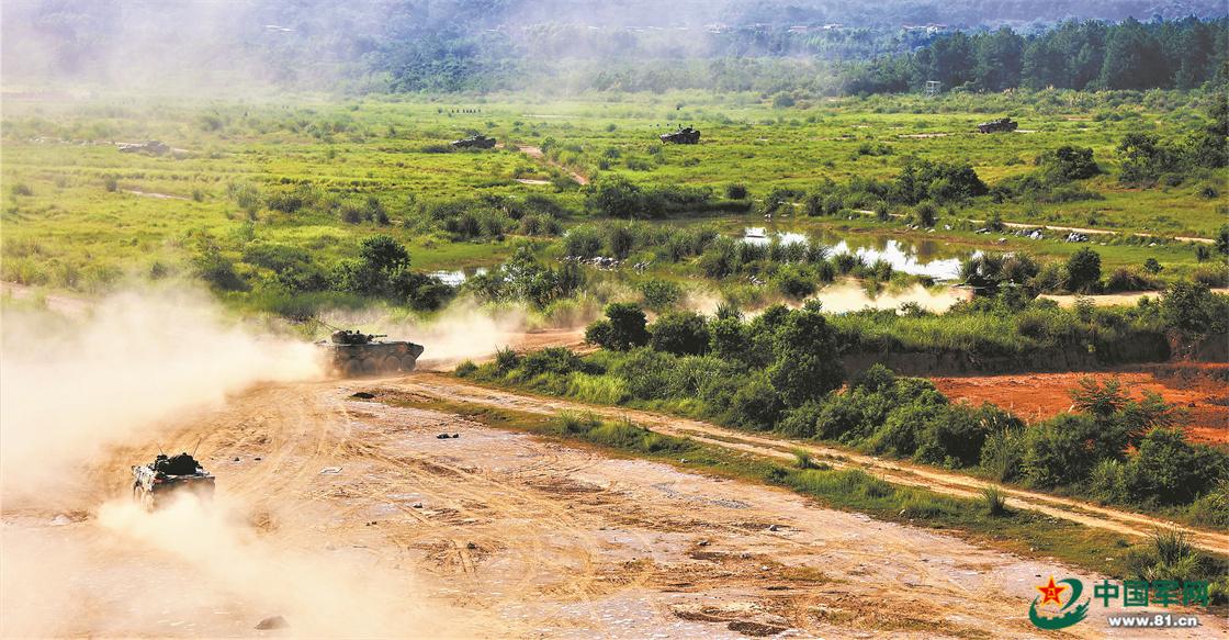 鐵甲馳騁山野間——第七十四集團軍某旅實戰化演練影像