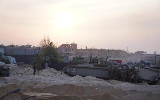 視頻曝光！以媒：以軍坦克切斷加沙南北要道，向路過車輛開火